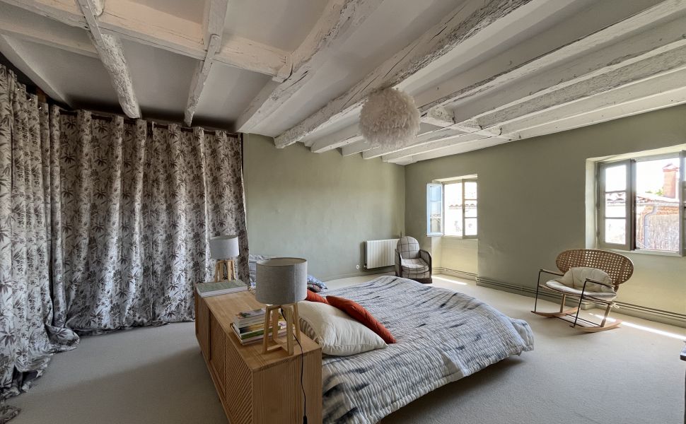 Maison bourgeoise authentique datant de 1698 dans un village prisé. Rénovée avec goût.