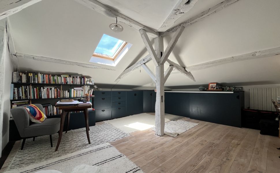 Maison bourgeoise authentique datant de 1698 dans un village prisé. Rénovée avec goût.