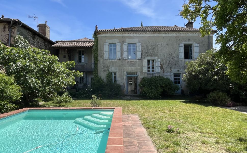 Maison bourgeoise authentique datant de 1698 dans un village prisé. Rénovée avec goût.