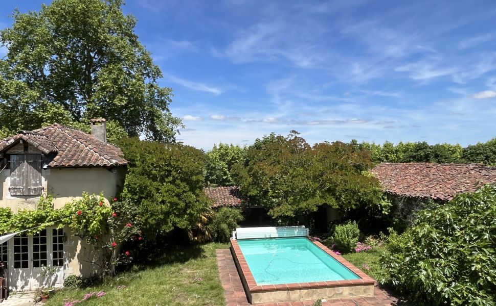 Maison bourgeoise authentique datant de 1698 dans un village prisé. Rénovée avec goût.