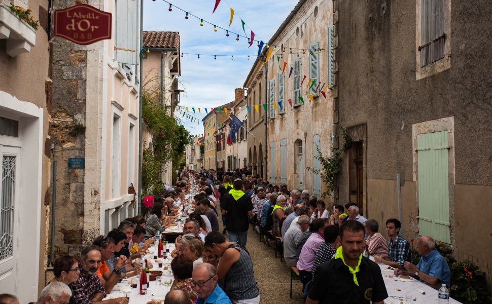 Maison bourgeoise authentique datant de 1698 dans un village prisé. Rénovée avec goût.