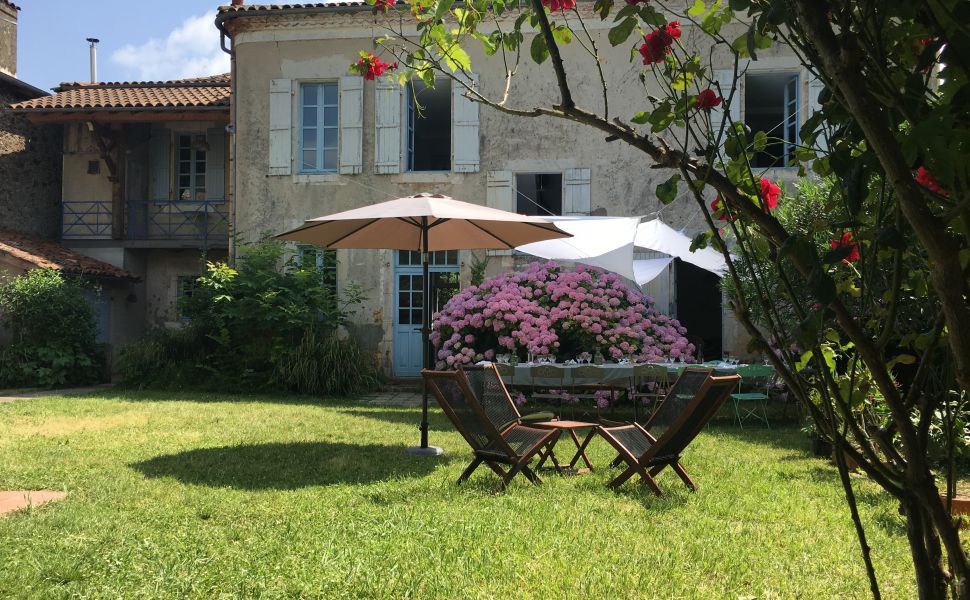 Maison bourgeoise authentique datant de 1698 dans un village prisé. Rénovée avec goût.