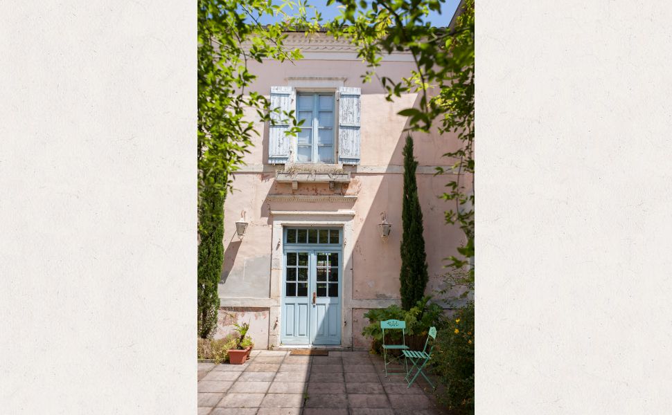Maison bourgeoise authentique datant de 1698 dans un village prisé. Rénovée avec goût.