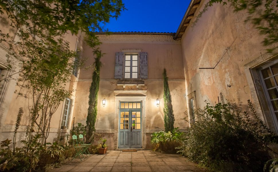 Maison bourgeoise authentique datant de 1698 dans un village prisé. Rénovée avec goût.