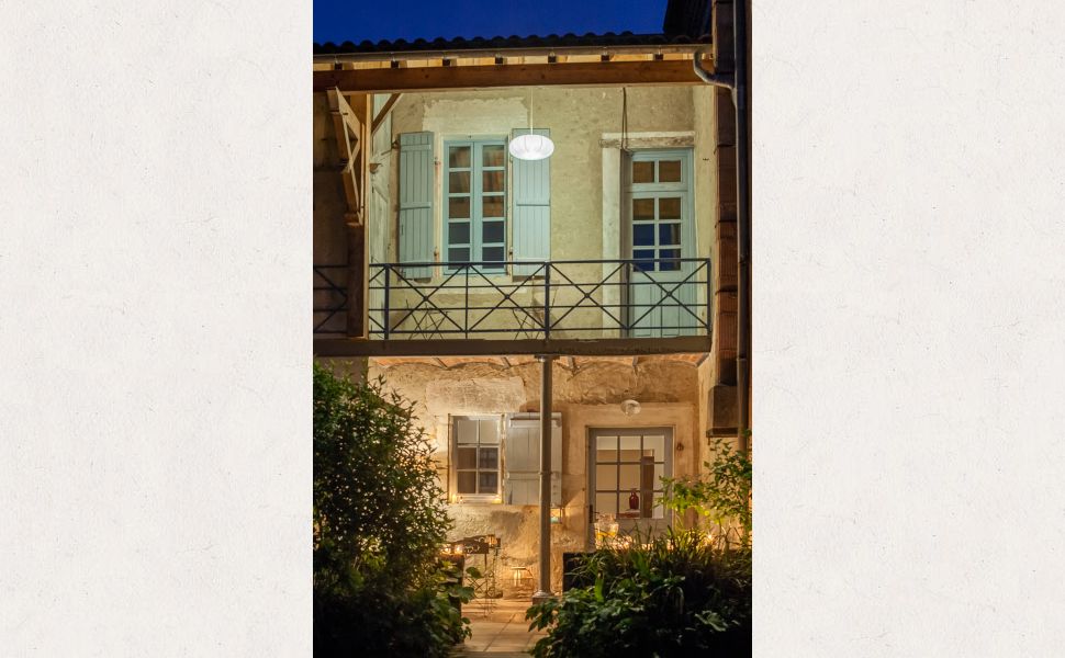 Maison bourgeoise authentique datant de 1698 dans un village prisé. Rénovée avec goût.