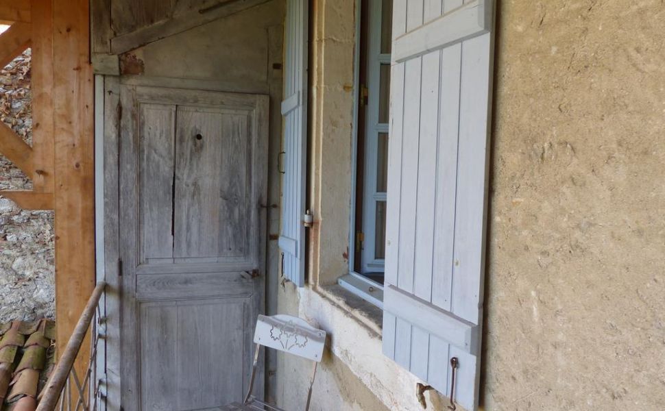Maison bourgeoise authentique datant de 1698 dans un village prisé. Rénovée avec goût.