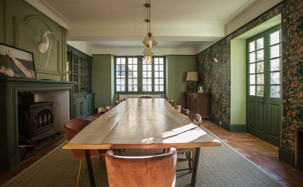 Maison bourgeoise authentique datant de 1698 dans un village prisé. Rénovée avec goût.
