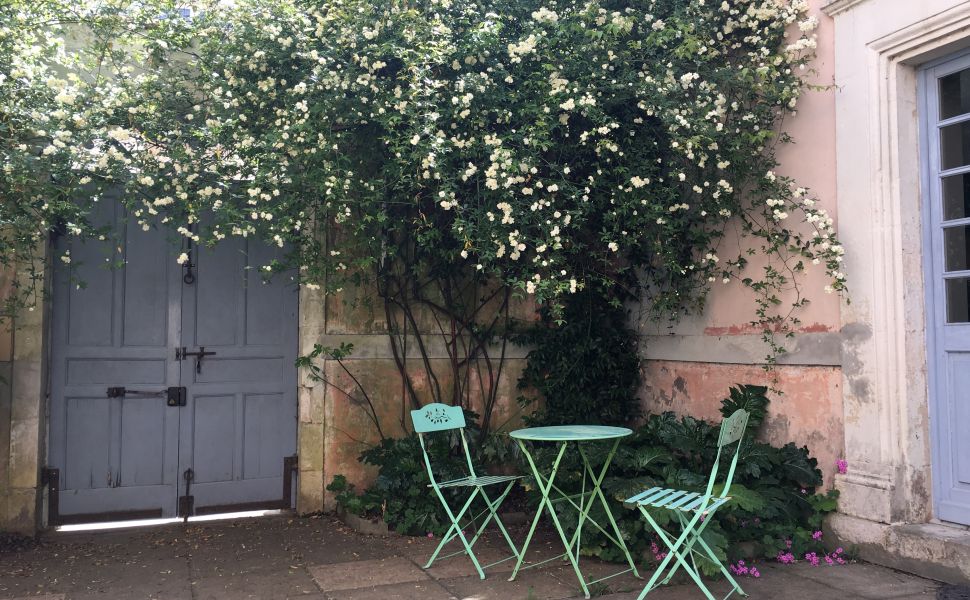 Maison bourgeoise authentique datant de 1698 dans un village prisé. Rénovée avec goût.