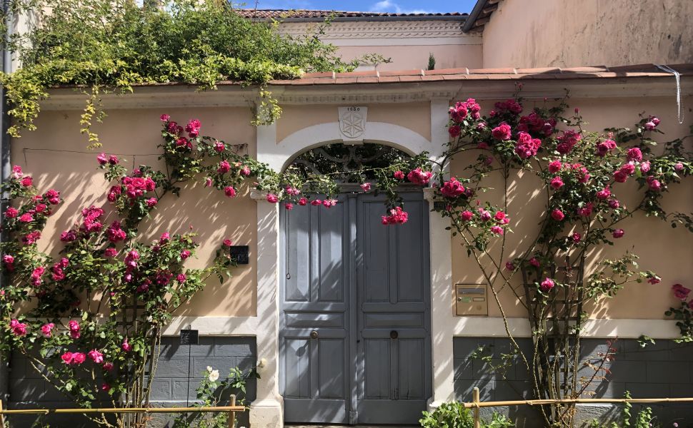 Maison bourgeoise authentique datant de 1698 dans un village prisé. Rénovée avec goût.
