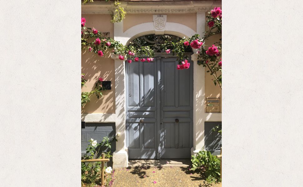 Maison bourgeoise authentique datant de 1698 dans un village prisé. Rénovée avec goût.