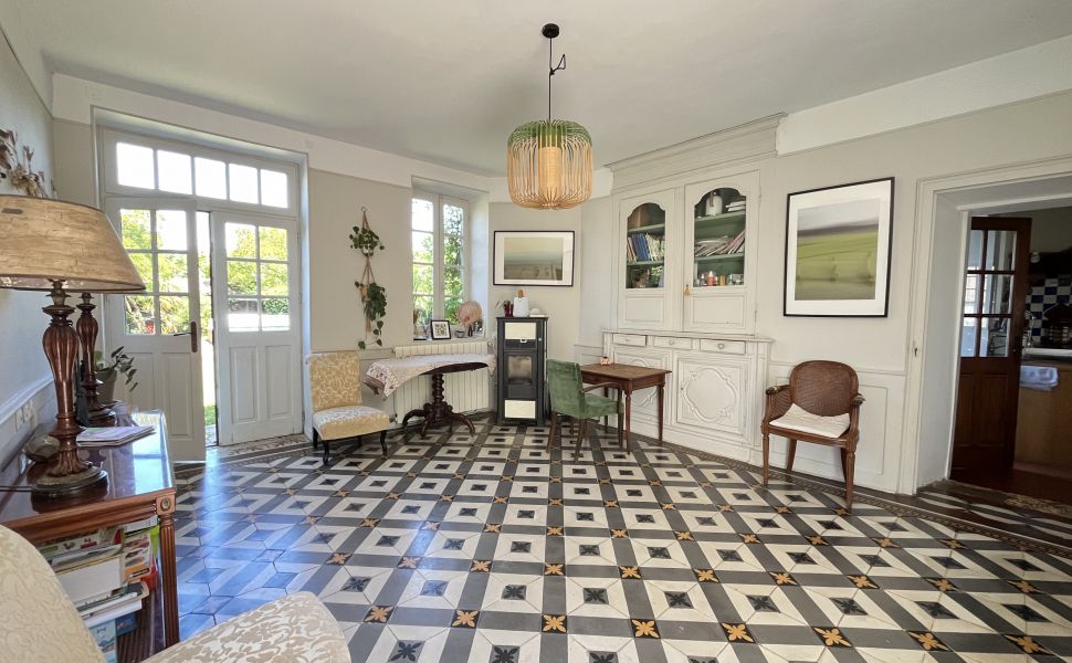Maison bourgeoise authentique datant de 1698 dans un village prisé. Rénovée avec goût.