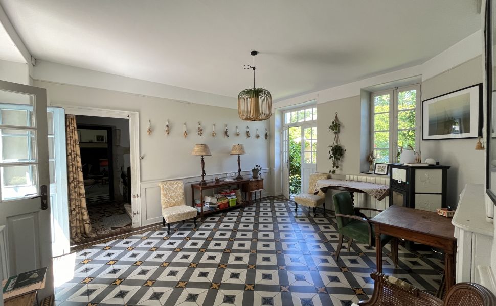 Maison bourgeoise authentique datant de 1698 dans un village prisé. Rénovée avec goût.
