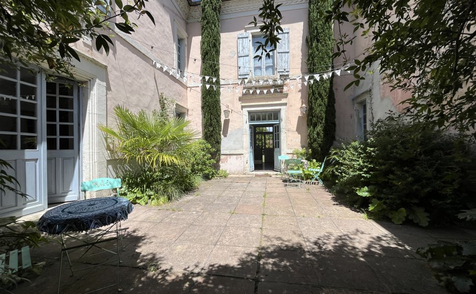 Maison bourgeoise authentique datant de 1698 dans un village prisé. Rénovée avec goût.