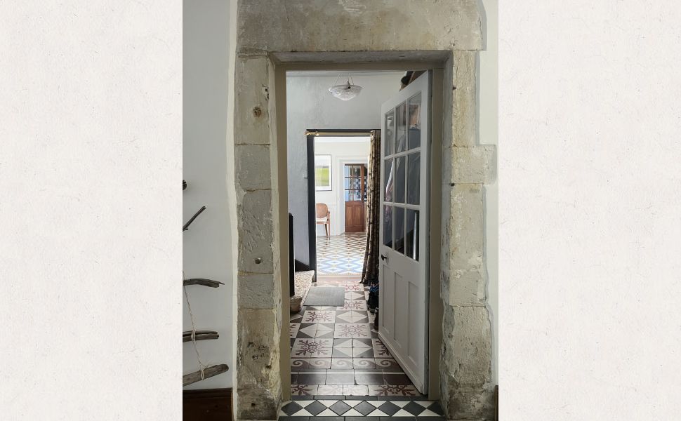 Maison bourgeoise authentique datant de 1698 dans un village prisé. Rénovée avec goût.