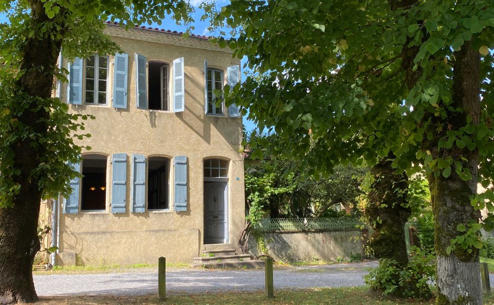 Maison de Maître avec cour très charmante et belle vue sur la vallée Chalossais