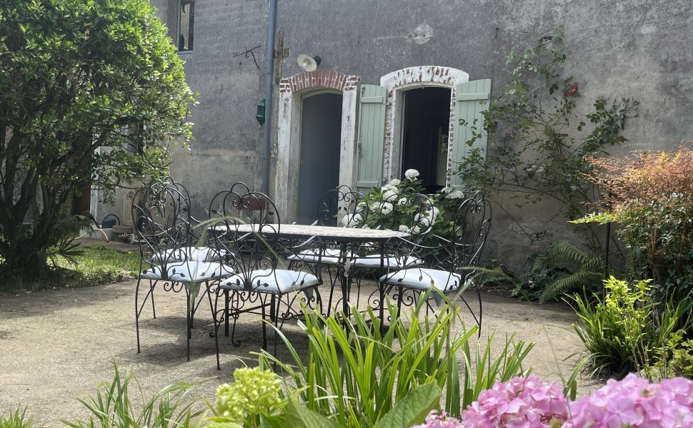 Maison de Maître avec cour très charmante et belle vue sur la vallée Chalossais