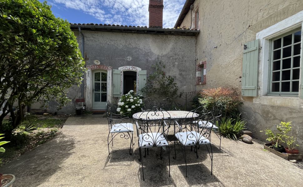 Maison de Maître avec cour très charmante et belle vue sur la vallée Chalossais