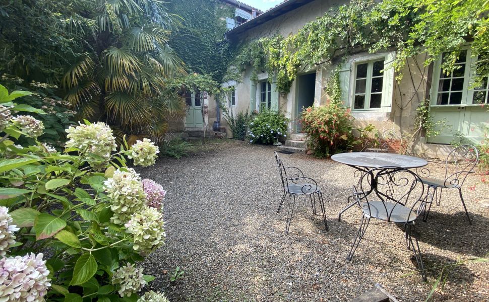 Maison de Maître avec cour très charmante et belle vue sur la vallée Chalossais