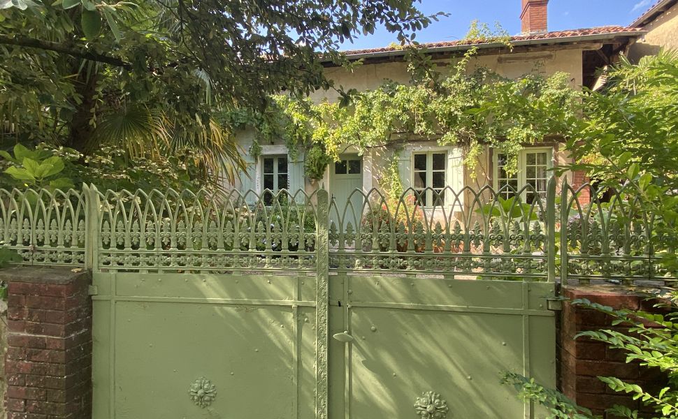 Maison de Maître avec cour très charmante et belle vue sur la vallée Chalossais