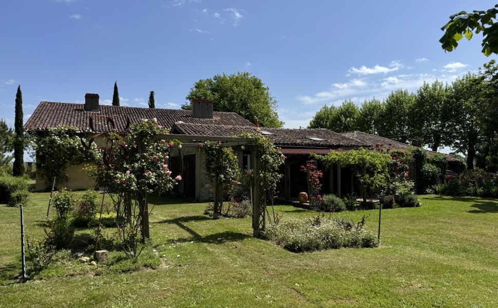 Pavilion de chasse XVIIeme, ferme, studio et 2.2 HA de terrain