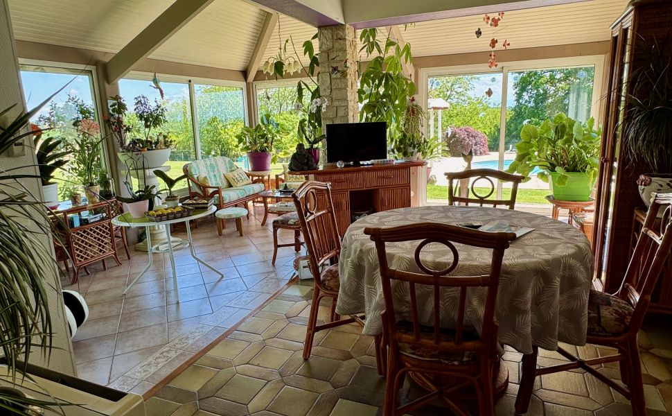 Superbe Propriété avec Vue Imprenable sur les Pyrénées, Gîte, Piscine et Jardin Paysager