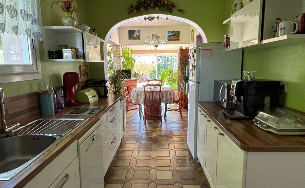 Superbe Propriété avec Vue Imprenable sur les Pyrénées, Gîte, Piscine et Jardin Paysager
