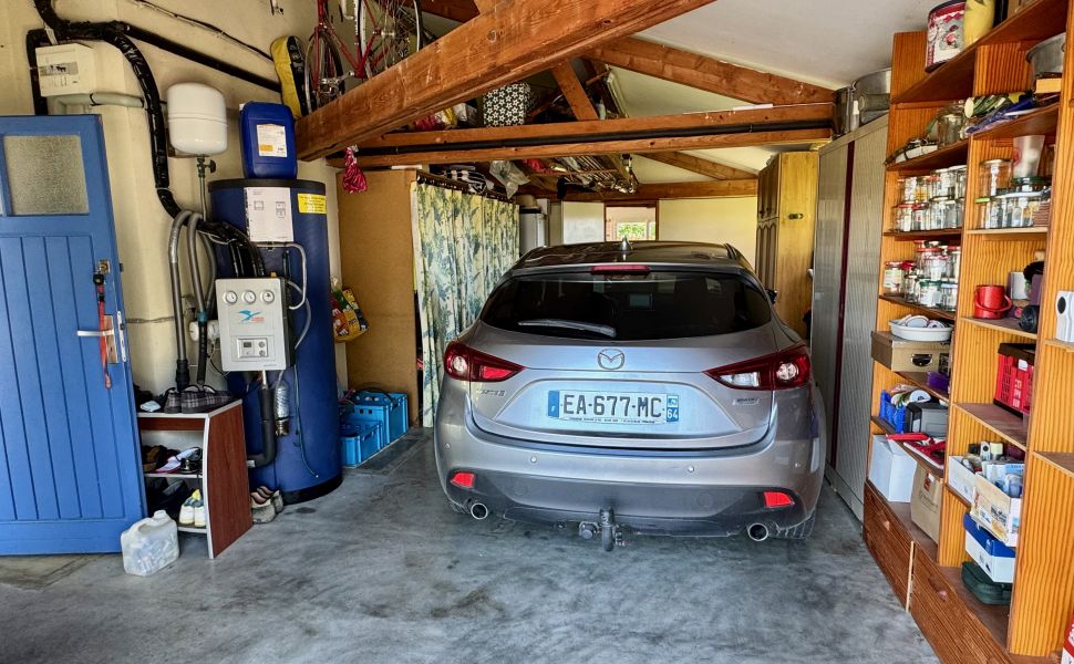 Superbe Propriété avec Vue Imprenable sur les Pyrénées, Gîte, Piscine et Jardin Paysager