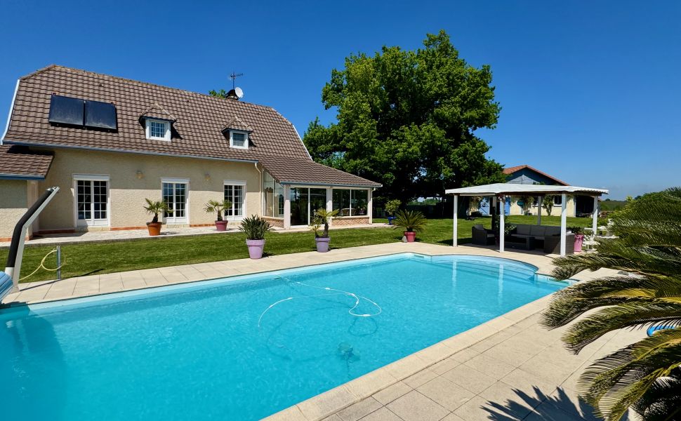Superbe Propriété avec Vue Imprenable sur les Pyrénées, Gîte, Piscine et Jardin Paysager