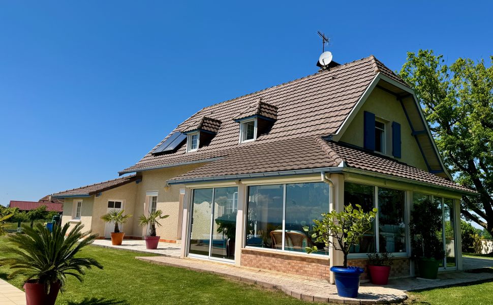 Superbe Propriété avec Vue Imprenable sur les Pyrénées, Gîte, Piscine et Jardin Paysager