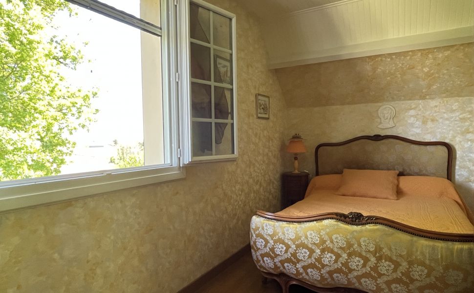 Superbe Propriété avec Vue Imprenable sur les Pyrénées, Gîte, Piscine et Jardin Paysager