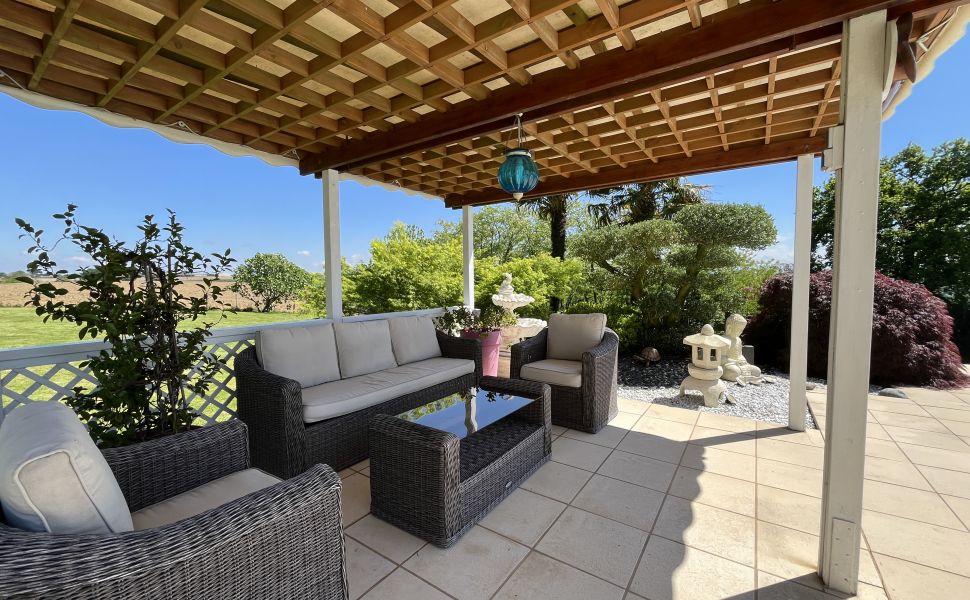 Superbe Propriété avec Vue Imprenable sur les Pyrénées, Gîte, Piscine et Jardin Paysager