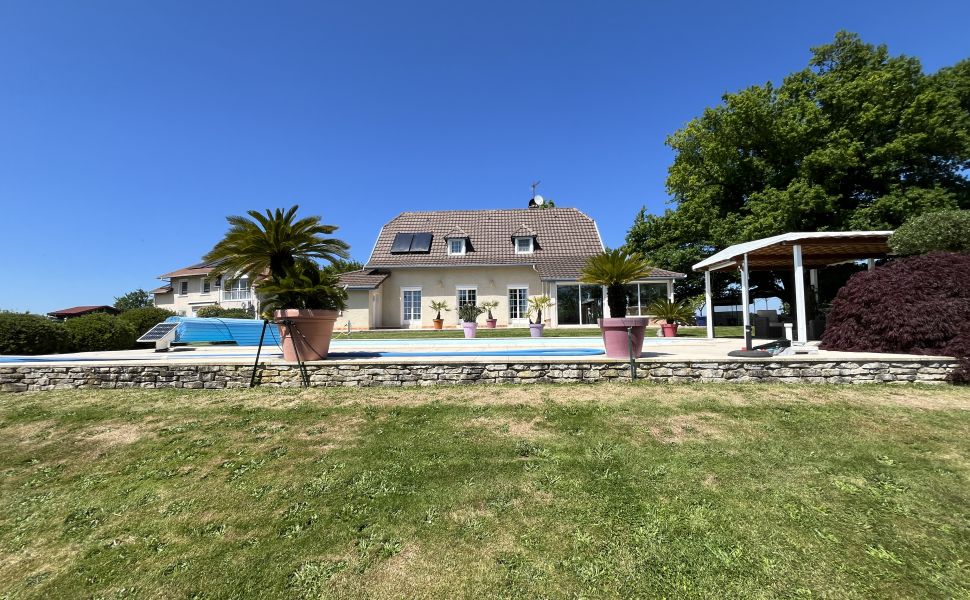 Superbe Propriété avec Vue Imprenable sur les Pyrénées, Gîte, Piscine et Jardin Paysager