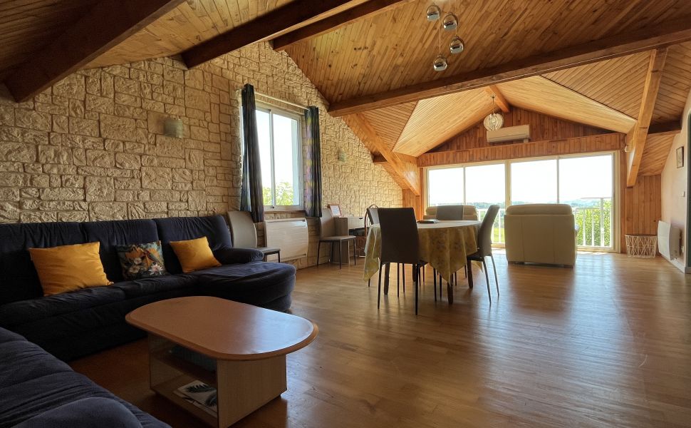 Superbe Propriété avec Vue Imprenable sur les Pyrénées, Gîte, Piscine et Jardin Paysager