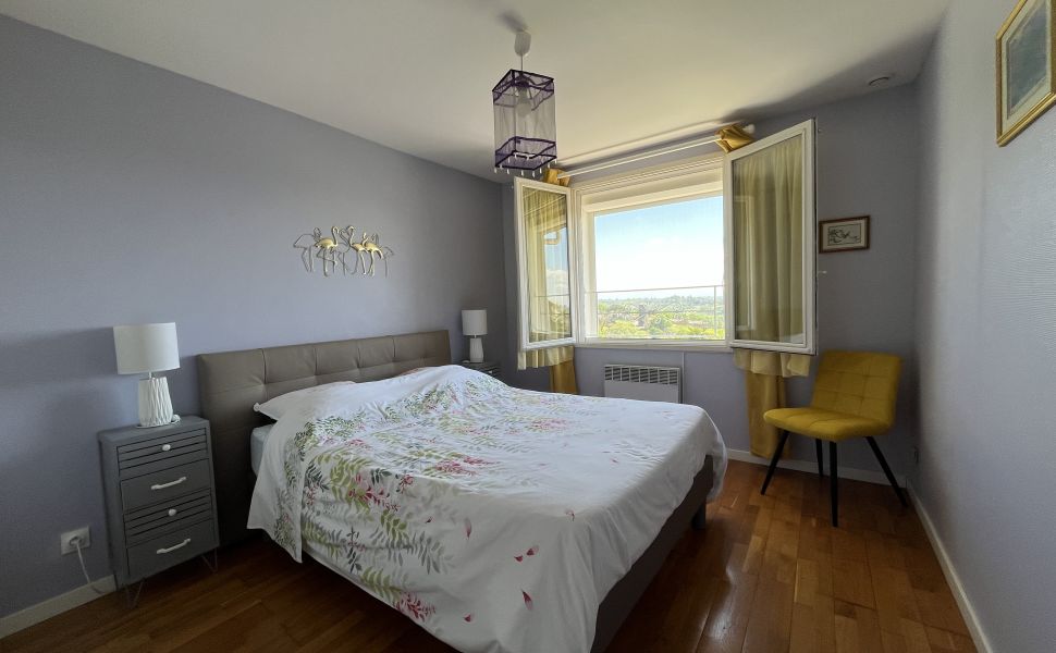 Superbe Propriété avec Vue Imprenable sur les Pyrénées, Gîte, Piscine et Jardin Paysager