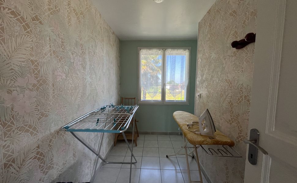 Superbe Propriété avec Vue Imprenable sur les Pyrénées, Gîte, Piscine et Jardin Paysager