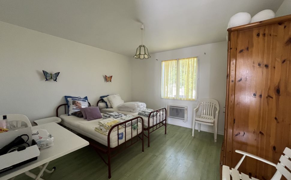 Superbe Propriété avec Vue Imprenable sur les Pyrénées, Gîte, Piscine et Jardin Paysager