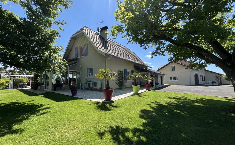 Superbe Propriété avec Vue Imprenable sur les Pyrénées, Gîte, Piscine et Jardin Paysager