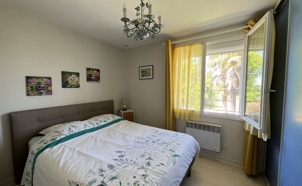 Superbe Propriété avec Vue Imprenable sur les Pyrénées, Gîte, Piscine et Jardin Paysager