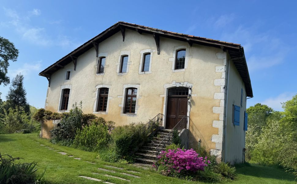 Propriété du XVIIIème Avec 2 Gîtes Indépendants Sur un Terrain Privé de 8 000m2