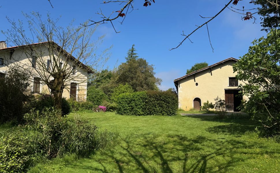 Propriété du XVIIIème Avec 2 Gîtes Indépendants Sur un Terrain Privé de 8 000m2