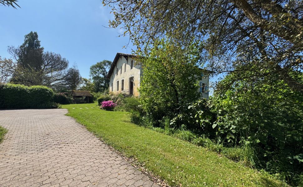 Propriété du XVIIIème Avec 2 Gîtes Indépendants Sur un Terrain Privé de 8 000m2