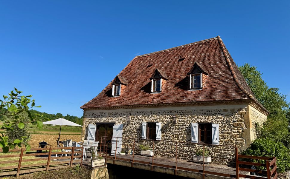 Entièrement Meublé : Charmant Moulin à Eau de 1815 avec Piscine et Vue sur la chaîne des Pyrénées 