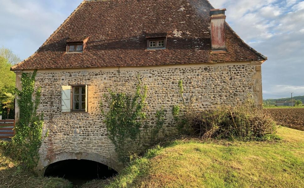 Entièrement Meublé : Charmant Moulin à Eau de 1815 avec Piscine et Vue sur la chaîne des Pyrénées 