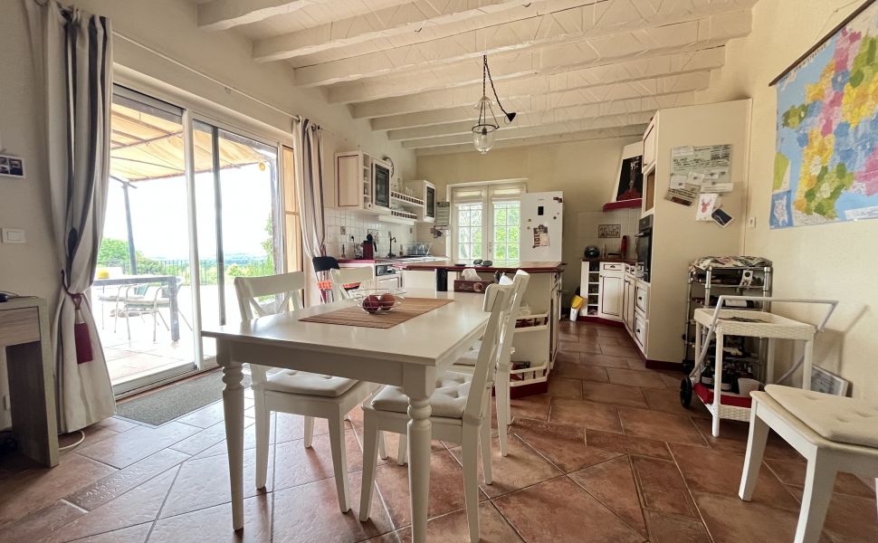 Vues Infinies dans Cette Jolie Propriété Chalonnaise avec Gîte et Piscine Naturelle