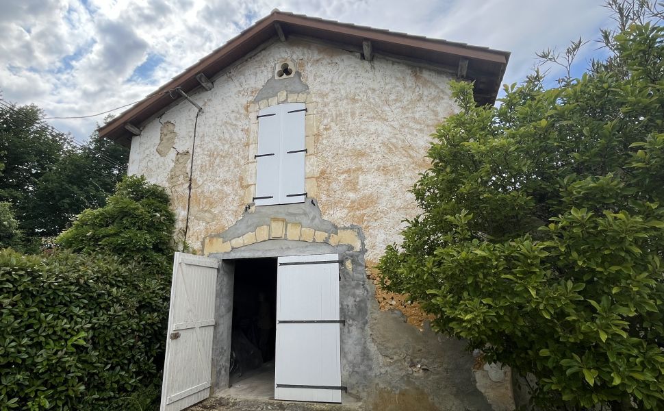 Vues Infinies dans Cette Jolie Propriété Chalonnaise avec Gîte et Piscine Naturelle