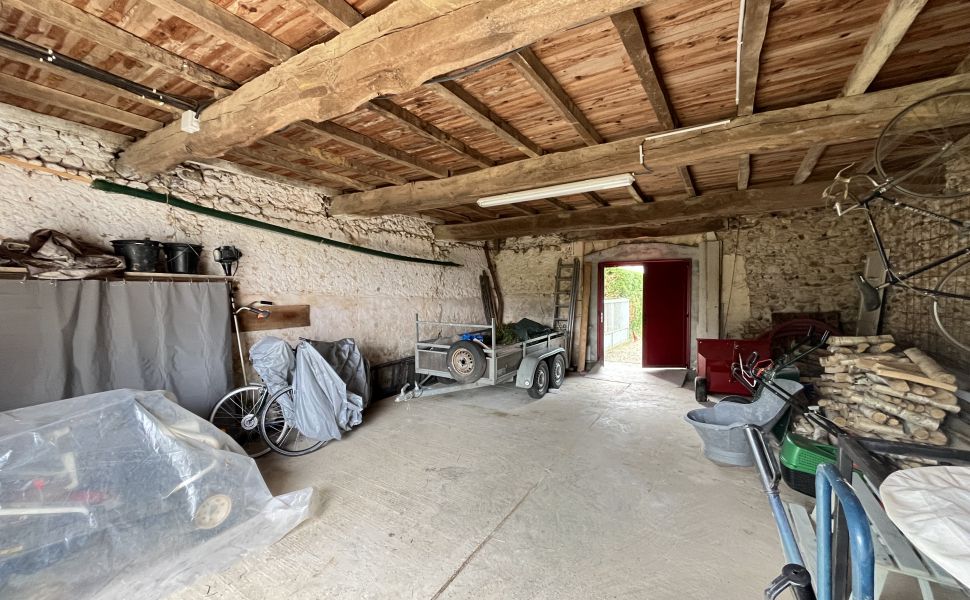 Vues Infinies dans Cette Jolie Propriété Chalonnaise avec Gîte et Piscine Naturelle