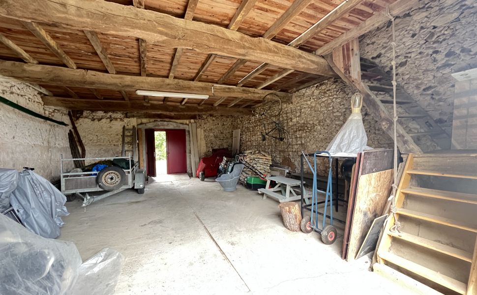 Vues Infinies dans Cette Jolie Propriété Chalonnaise avec Gîte et Piscine Naturelle