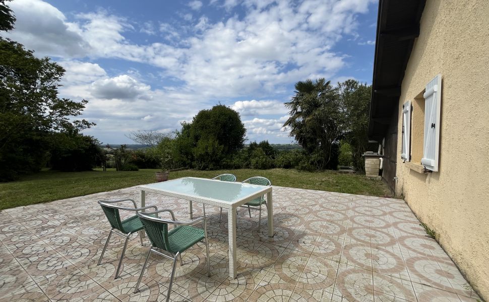 Vues Infinies dans Cette Jolie Propriété Chalonnaise avec Gîte et Piscine Naturelle
