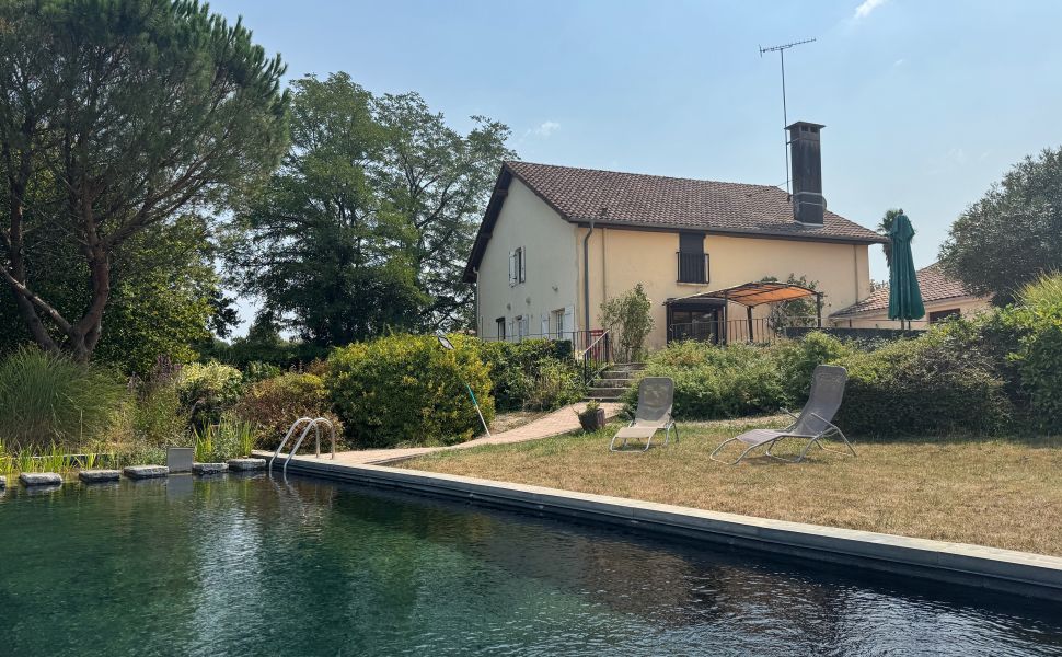 Vues Infinies dans Cette Jolie Propriété Chalonnaise avec Gîte et Piscine Naturelle
