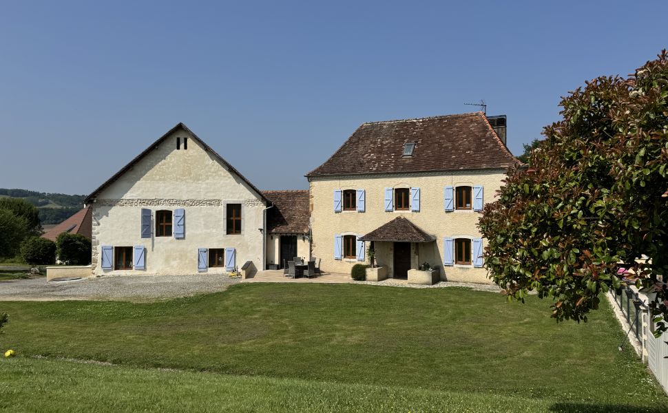 Adorable Bearnaise Ferme Avec Un Magnifique Gîte, Piscine Chauffée et Vue Montagne